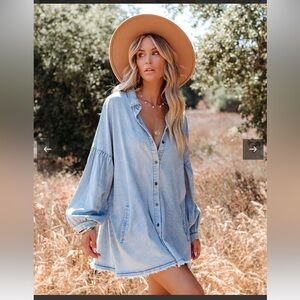 Vici // Goldendale Pocketed Chambray Button Down Tunic